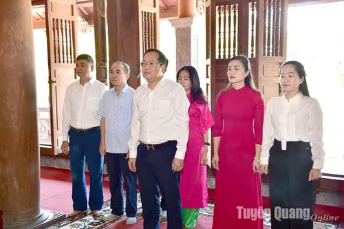 Dâng hương tưởng nhớ 104 năm ngày sinh đồng chí Tố Hữu