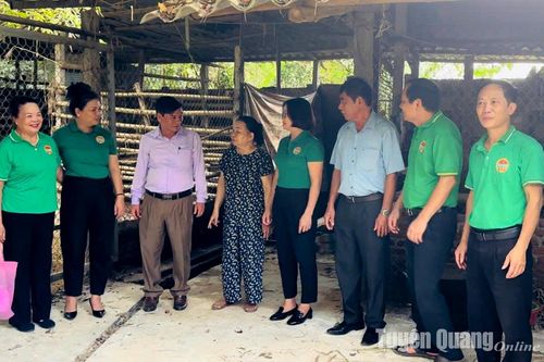Chia khó với Nhân dân vùng lũ