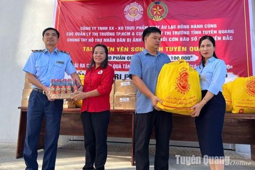 Tặng 900 phần quà cho các trường học trên địa bàn huyện Yên Sơn
