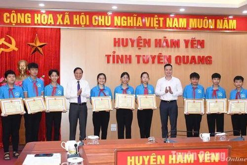 Hàm Yên khen thưởng đột xuất 9 học sinh đoạt giải tại kỳ thi Olympic Toán quốc tế