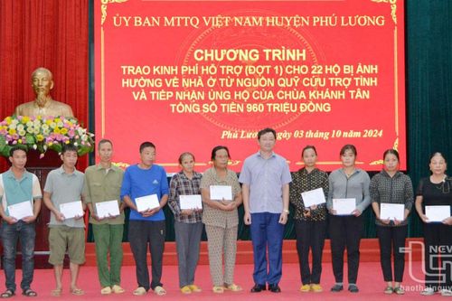 Phú Lương: Trao hỗ trợ cho 22 hộ bị ảnh hưởng về nhà ở