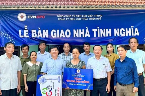 Bàn giao 5 nhà tình nghĩa cho các gia đình khó khăn