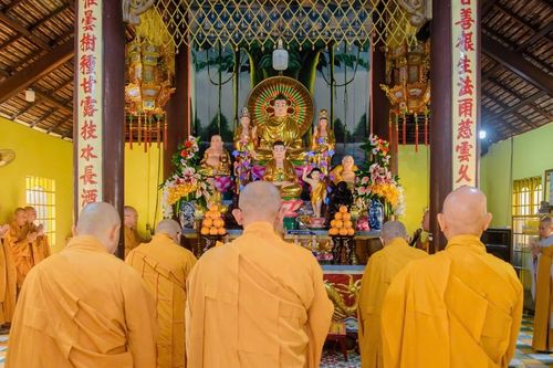 Tăng Ni H.Củ Chi sám tụng Bồ-tát giới tại chùa Phước Lâm