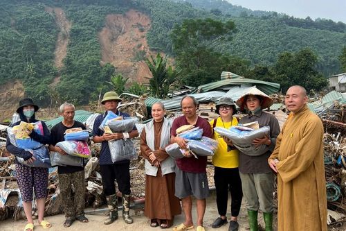 Nhiều đoàn từ thiện hỗ trợ bà con khắc phục thiệt hại sau bão số 3 tại các địa phương