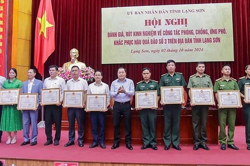Phóng viên Báo Xây dựng được UBND tỉnh Lạng Sơn trao Bằng khen