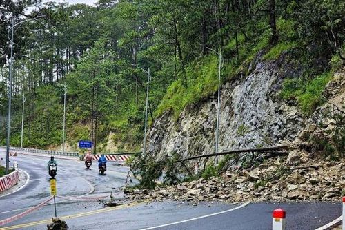 Mưa lớn khiến ta luy trên đèo Prenn Đà Lạt bị sạt lở