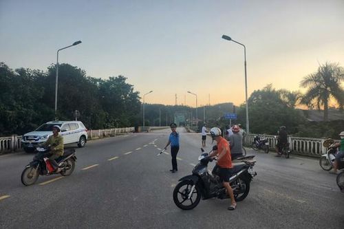 Cấm tất cả phương tiện qua cầu Yên Bái do trụ cầu bị xói sâu