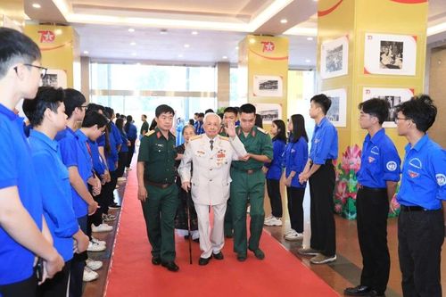 TP. Hà Nội gặp mặt, tri ân người có công tham gia giải phóng Thủ đô