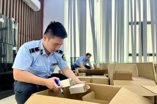Thu giữ hơn 10.000 chai nước hoa không rõ nguồn gốc bán trên Tiktok 'Phan Thủy Tiên'