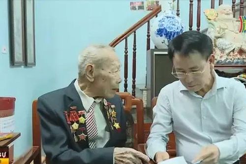 Thăm, tặng quà cựu chiến binh tham gia giải phóng Thủ đô