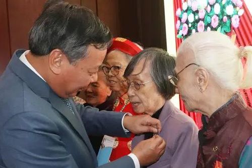 Gặp mặt 33 phụ nữ tham gia giải phóng Thủ đô