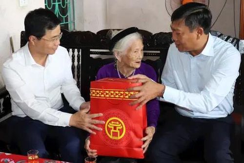 Lãnh đạo Hà Nội thăm, tặng quà người có công tiêu biểu