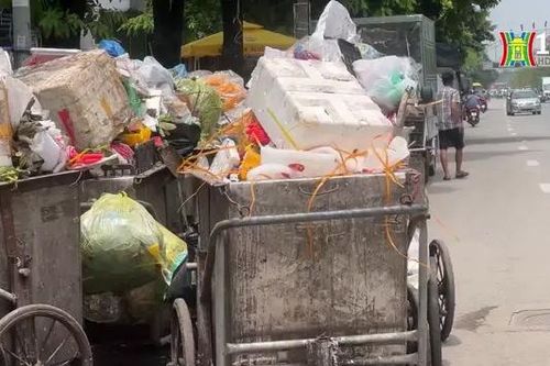 Xe rác tập kết trên đường phố gây ô nhiễm