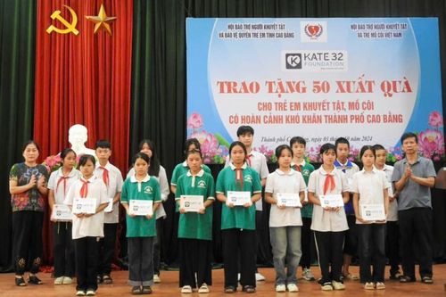 Tặng 50 suất quà cho học sinh khuyết tật, mồ côi, có hoàn cảnh khó khăn tại Thành phố