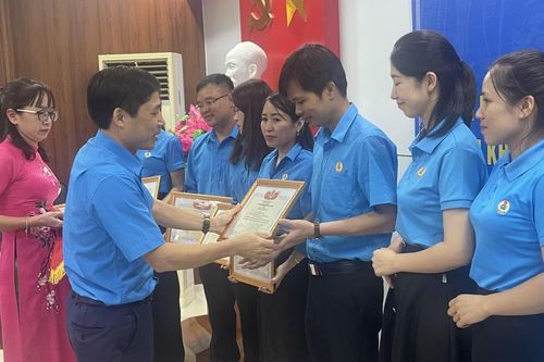 Khen thưởng 126 tập thể, cá nhân có thành tích xuất sắc trong hoạt động công đoàn và các phong trào thi đua năm học 2023 - 2024