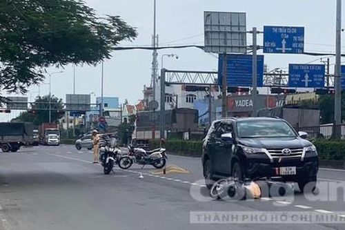 TPHCM: Ôtô tông xe máy ở ngã tư, một người tử vong