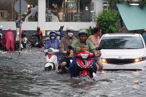 TP.HCM còn 18 tuyến đường trục chính bị ngập do mưa và triều cường