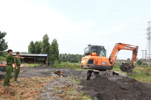 Đổ 200 tấn tro xỉ để san lấp ruộng, 2 người bị khởi tố
