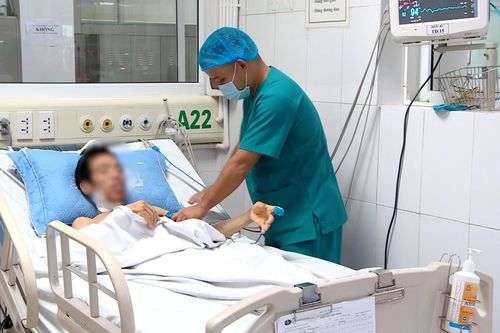 Người đàn ông suýt chết vì nhịn ăn, uống 10 lít nước icon kiềm pha muối mỗi ngày