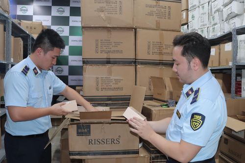 Thu giữ 10.000 chai nước hoa không rõ nguồn gốc bán trên tài khoản Tiktok Phan Thủy Tiên