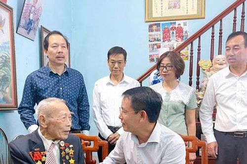 Đồng chí Nguyễn Trọng Đông thăm, tặng quà cựu chiến binh tham gia giải phóng Thủ đô