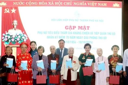 Gặp mặt 33 phụ nữ tiêu biểu tham gia kháng chiến và tiếp quản Thủ đô