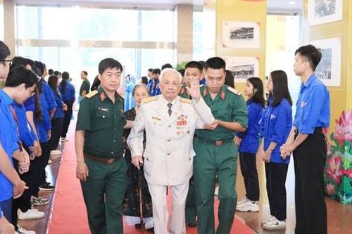 Hà Nội gặp mặt cựu chiến binh trực tiếp tham gia Giải phóng Thủ đô