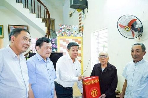 Phó Chủ tịch UBND thành phố Dương Đức Tuấn thăm, tặng quà người có công tại Phú Xuyên, Thường Tín
