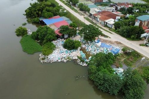 Đê Tả Cà Lồ (Sóc Sơn) bị lấn chiếm, phủ đầy rác (bài 8): Huyện Sóc Sơn thừa nhận hàng trăm tấn rác dềnh theo bão số 3, trôi về hạ lưu và xin gia hạn xử lý dứt điểm
