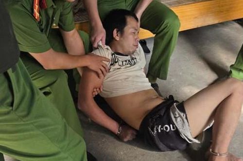 Giải cứu bé trai 5 tuổi bị kẻ tâm thần cầm dao khống chế