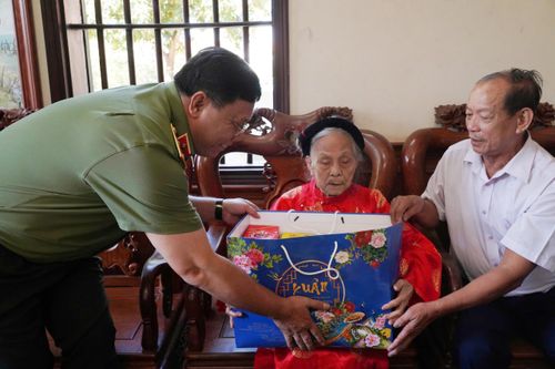 Giám đốc Công an Hà Nội tri ân Mẹ Việt Nam Anh hùng