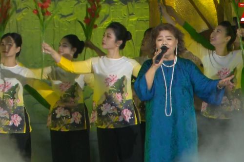 Giọng hát ngọt ngào của nghệ sĩ Nhân dân Thanh Hoa trong chương trình 'Ký ức tháng Mười - Khát vọng vì Thủ đô bình yên'
