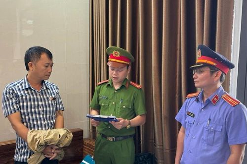 Quảng Bình: Làm giả hồ sơ đất đai, nguyên Chủ tịch xã và cán bộ địa chính bị bắt