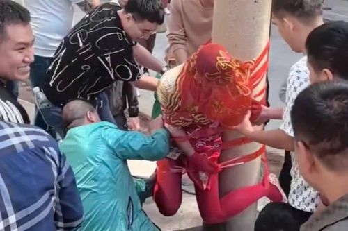 Cô dâu bị nhóm đàn ông trói vào cột điện ở Trung Quốc