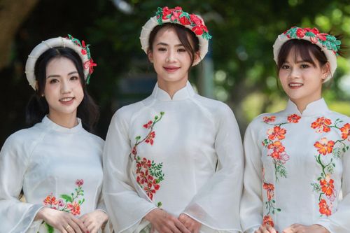 Trần Thị Duyên, Như Quỳnh thi hoa khôi áo dài với các cầu thủ quốc tế
