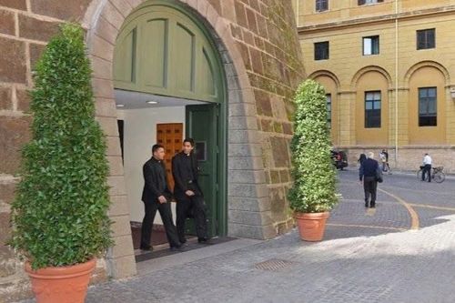 Tranh cãi vụ ngân hàng Vatican sa thải hai nhân viên kết hôn với nhau