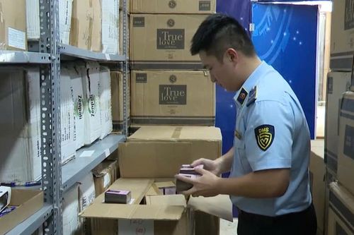 Thu giữ hơn 10.000 nước hoa có dấu hiệu nhập lậu của một 'Tiktoker' nổi tiếng
