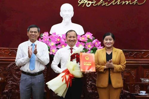 Bình Phước: công bố nhiều quyết định về công tác cán bộ