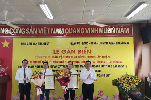 Quận Hoàng Mai gắn biển 2 công trình chào mừng Ngày Giải phóng Thủ đô 10/10