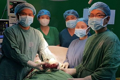 Phẫu thuật cắt bỏ thành công khối u tuyến giáp 'khủng' cho nữ bệnh nhân