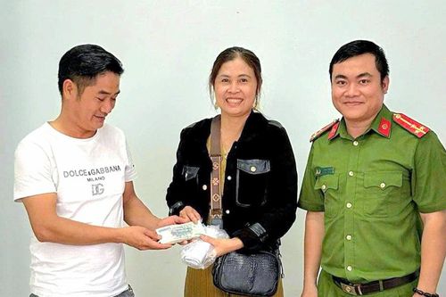 Cán bộ công an trao trả hơn 20 triệu đồng cho người đánh rơi tại Lâm Đồng