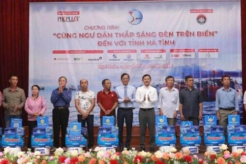 Cùng ngư dân thắp sáng đèn trên biển