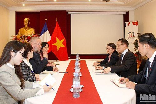 Đồng chí Lê Hoài Trung tiếp Bí thư Trung ương phụ trách đối ngoại Đảng Xã hội Pháp