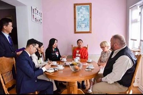 Ấm áp tình yêu thương của bố mẹ Ireland dành cho con nuôi Việt Nam