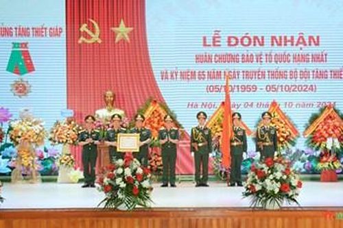 Binh chủng Tăng thiết giáp đón nhận Huân chương Bảo vệ Tổ quốc hạng Nhất