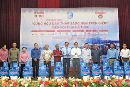 Chương trình 'Cùng ngư dân thắp sáng đèn trên biển' đến với tỉnh Hà Tĩnh