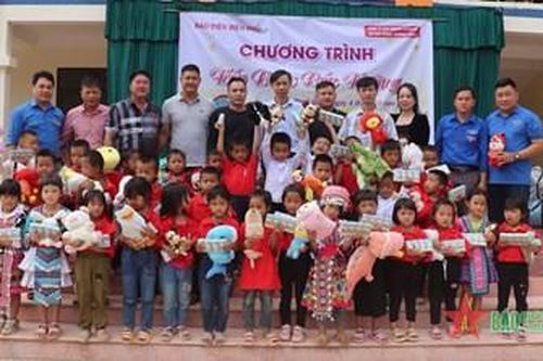Điện Biên: Trao 225 suất quà tặng học sinh và hộ nghèo