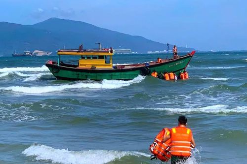 Hỗ trợ tàu mắc cạn!