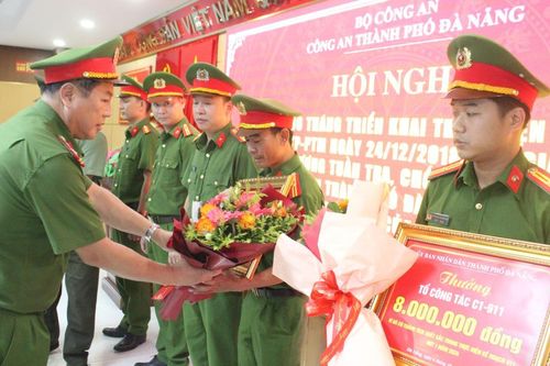 Chủ tịch UBND TP Đà Nẵng khen thưởng 5 tập thể tham gia lực lượng 911 Công an Đà Nẵng