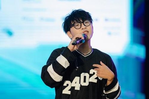 Xuất hiện đầy bất ngờ tại NEU, Kuun Đức Nam chinh phục khán giả vì hát live như 'nuốt đĩa'